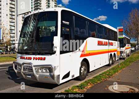 Les autobus de Melbourne / Deux bus touristiques modernes à Melbourne Victoria en Australie. Banque D'Images