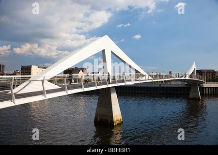 Connu sous le nom de passerelle Squiggly pont à travers de la rivière Clyde à Broomielaw Tradeston Glasgow Ecosse Banque D'Images