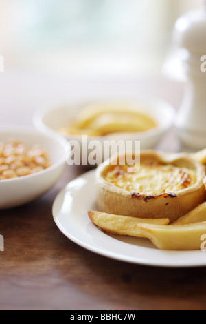 Mini Quiche lorraine avec des frites et des haricots Banque D'Images