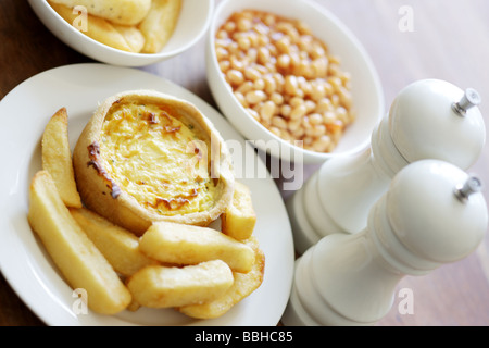 Mini Quiche lorraine avec des frites et des haricots Banque D'Images