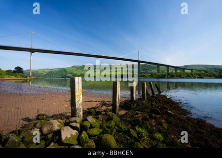 Voir d'Erskine Bridge traversant la rivière Clyde vers le nord en direction de la banlieue de Glasgow en Écosse Banque D'Images