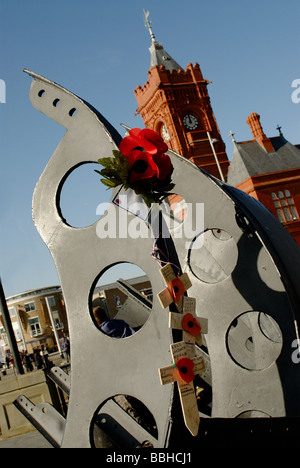 Hommages à jour rassemblent chacune coquelicots le Mémorial de la marine marchande Cardiff Bay Banque D'Images