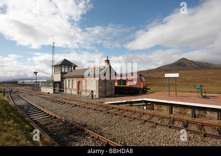 Caledonian Sleeper train en gare Corrour Banque D'Images