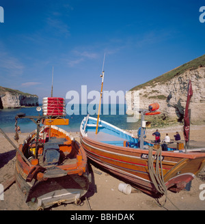 Bateaux de pêche Coble avec des falaises de craie de Thornwick Nab au-delà, North Landing, Flamborough Head, East Yorkshire, Angleterre, Royaume-Uni. Banque D'Images