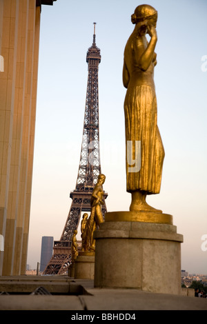 Des statues en bronze doré debout dans le carré de Palais de Chaillot à Paris France Banque D'Images