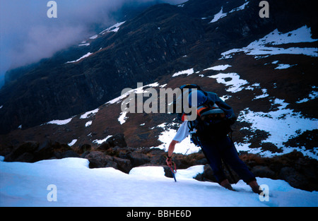 Simon Larsen de la randonnée dans la neige au pied du col s géant Château des géants de l'Afrique du Sud du KwaZulu Natal Drakensberg Banque D'Images