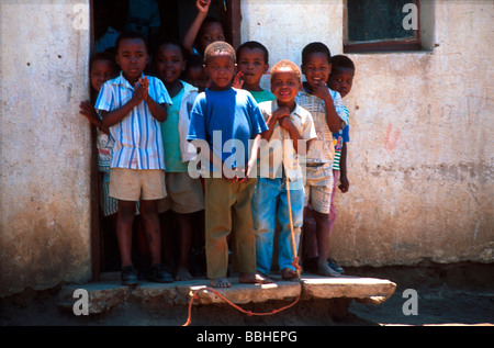 Les enfants de l'école zoulou sont bénéficiaires d'un programme d'alimentation des écoles lancé par le président Nelson Mandela alors malheureusement Banque D'Images