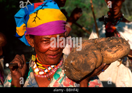 Il y a 32 boutiques dans cuca Tsumkwe dans l'ensemble de la région de l'Est autrefois Bushmanland Odjozondjupa dans le nord-est Banque D'Images