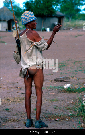 Il y a 32 boutiques dans cuca Tsumkwe dans l'ensemble de la région de l'Est autrefois Bushmanland Odjozondjupa dans le nord-est Banque D'Images