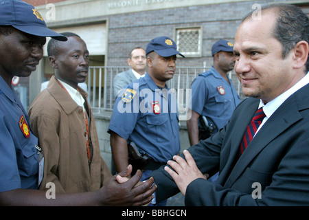 Bussinessman Schabir Shaik coupable merci les responsables de la cour et du personnel de police avant de quitter la Haute cour de Durban le 8 juin Banque D'Images