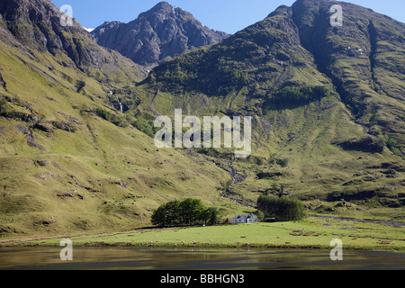 Le printemps arrive au Loch Achtriochtan dans le col de Glencoe Banque D'Images