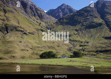 Le printemps arrive au Loch Achtriochtan dans le col de Glencoe Banque D'Images