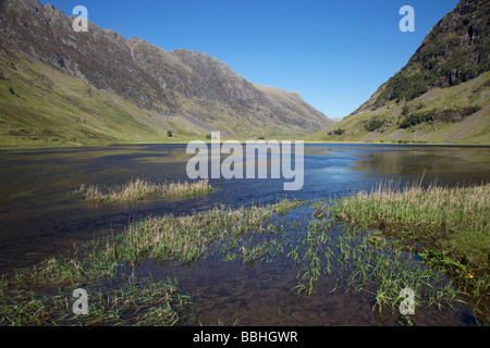 Le printemps arrive au Loch Achtriochtan dans le col de Glencoe Banque D'Images