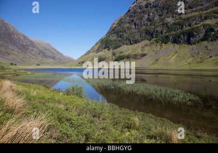 Le printemps arrive au Loch Achtriochtan dans le col de Glencoe Banque D'Images