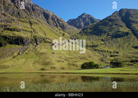 Le printemps arrive au Loch Achtriochtan dans le col de Glencoe Banque D'Images