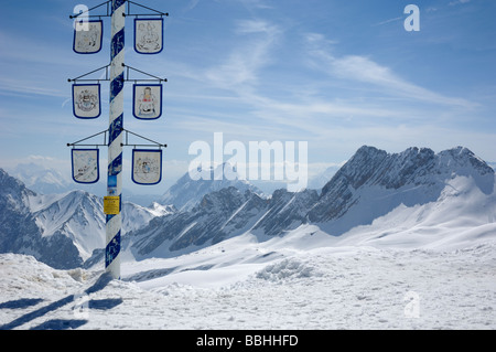 Maypole bavarois traditionnel, Maibaum, au Zugspitze, Allemagnes plus haute montagne, Bavière, Allemagne Banque D'Images