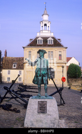 Kings Lynn Custom Customs House Statue de marin Capitaine George Vancouver mer voile navigator Angleterre Norfolk East Anglia UK Banque D'Images