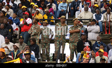 Les membres de la Force de défense sud-Afrcan SANDF surveiller de près la sécurité de milliers de fans en provenance d'Afrique du Sud Banque D'Images
