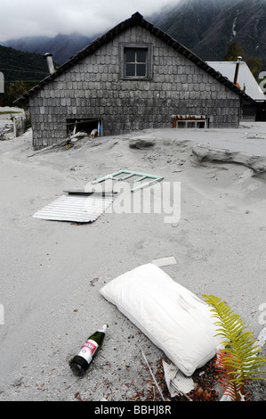 Une maison détruite dans la ville abandonnée d'après l'éruption volcanique Chaiten Banque D'Images