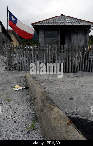 Une maison abandonnée dans la ville détruite d'après l'éruption volcanique Chaiten Banque D'Images