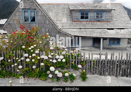 Une maison abandonnée sur la ville détruite d'après l'éruption volcanique Chaiten Banque D'Images