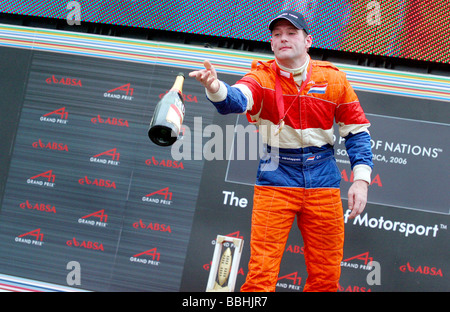 Pilote de l'équipe de Pays-bas Jos Verstappen lance la bouteille pour son personnel technique après avoir remporté le A1 Grand Prix à Durban le 29 Banque D'Images