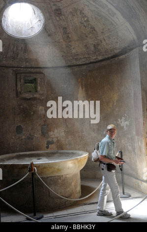 Un touriste au forum thermes de Pompéi Banque D'Images