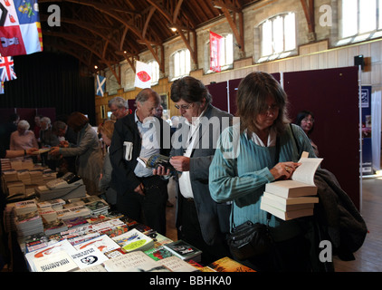 Les gens de la file d'acheter des livres à la parole Festival tenu à l'Université d'Aberdeen, Écosse, Royaume-Uni Banque D'Images