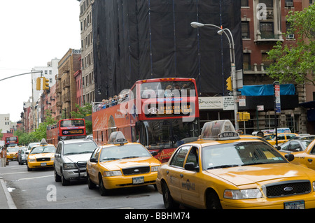 Un trio de bus touristiques pris dans le trafic dans le quartier de New York de Greenwich Village Banque D'Images