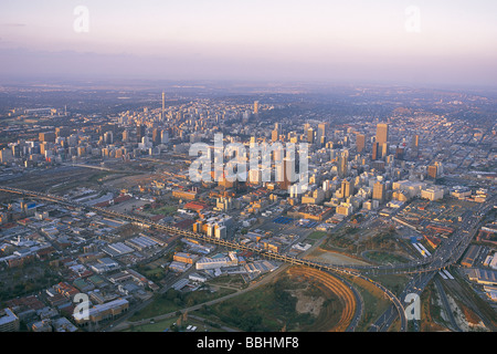 La PLUS GRANDE VILLE DE JOHANNESBURG EN AFRIQUE DU SUD ET LE CENTRE PROSPÈRE DE L'OR DU WITWATERSRAND Banque D'Images