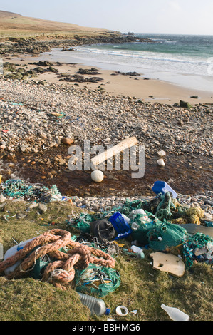 Déchets rejetés par la mer sur plage à Shetland Banque D'Images