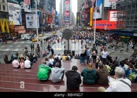 Les piétons profitez d'un la nouvelle structure du trafic à Times Square à New York Banque D'Images