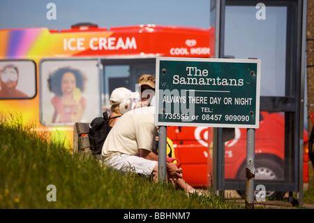 Détails de contact pour les Samaritains autour et dans la fonction téléphone fort à Beachy Head, un célèbre spot du suicide. Banque D'Images