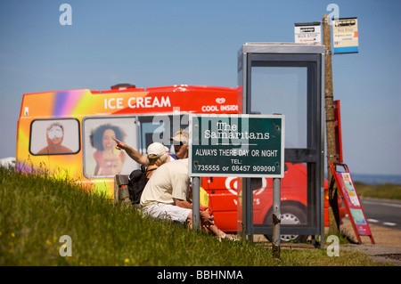 Détails de contact pour les Samaritains autour et dans la fonction téléphone fort à Beachy Head, un célèbre spot du suicide. Banque D'Images