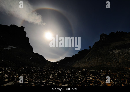 Un ranbow halo autour du soleil en Patagonie chilienne Banque D'Images