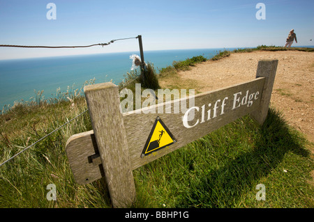 Avertissement sur la falaise à Beachy Head un fameux spot du suicide au Royaume-Uni Banque D'Images