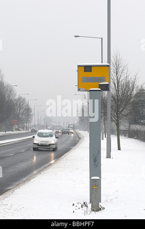 Un radar sur la nouvelle route de Wolverhampton dans des conditions de neige Banque D'Images