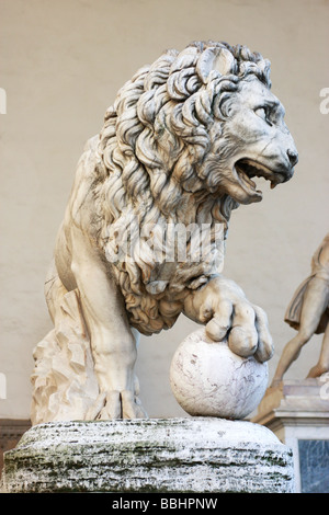 L'Marzoco Lion est juste une des statues spectaculaires dans la Loggia dei Lanzi ,1382,Piazza della Signoria à Florence Banque D'Images