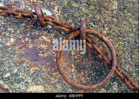 La boucle de métal rouillé et de la chaîne sur un mur du port de béton Banque D'Images