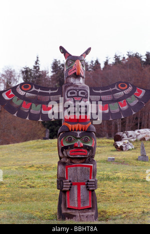 Les Kwakwaka'wakw (kwakiutl) Totem, Alert Bay, en Colombie-Britannique, Colombie-Britannique, Canada - Sépulture Namgis sur l'île Cormorant Banque D'Images