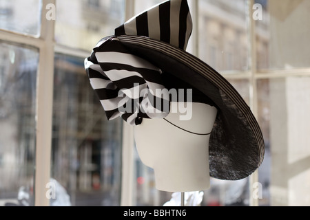 Un designer hat in hat shop James Lock Co Numéro 6 s St James Street Londres Banque D'Images