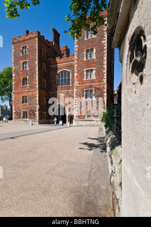 LAMBETH PALACE entrée de Morton's Tower une brique rouge gatehouse Tudor formant entrée de Lambeth Palace London UK Banque D'Images