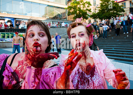 Deux bloody zombie in robes à Sergels Torg lors d'événement masquerade horreur Zombie Walk Stockholm en mai 2009 Banque D'Images