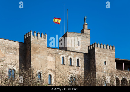 Drapeau majorquin survolant royal palais de la Almudaina Palma Majorque Banque D'Images