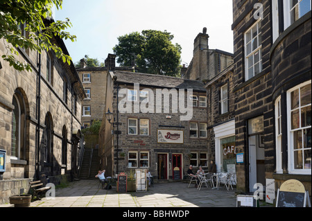 Sid's Cafe et Beatties Café-restaurant dans le centre ville, Holmfirth, West Yorkshire, Angleterre Banque D'Images