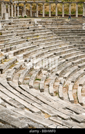 La recherche à travers les rangées de gradins dans le stade antique massive à Messène, Ithomi, Messénie, Sud du Péloponnèse, Grèce Banque D'Images