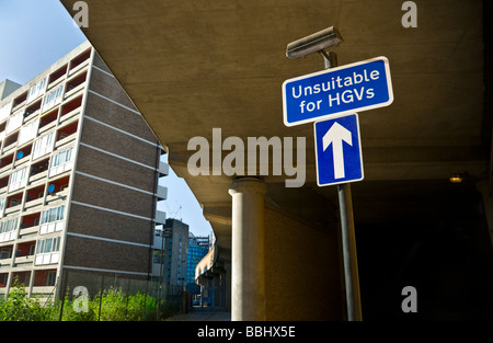 Inner City road sign 'impropres à l'étroit dans des poids lourds de l'environnement urbain occupé avec les immeubles à appartements et immeubles de bureaux derrière Banque D'Images