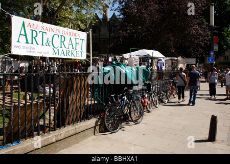 L'art et marché artisanal au sein de tous les saints sur le jardin St Johns street cambridge uk Banque D'Images