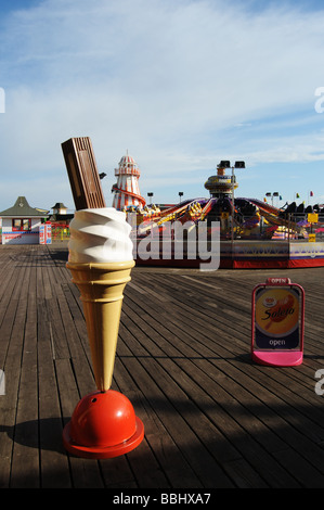 Un cornet de crème glacée en plastique sur Clacton Pier Banque D'Images