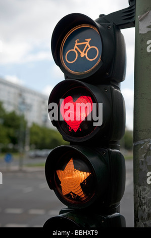 Les feux de circulation pour les cyclistes peints pour montrer coeur rouge et jaune star à Berlin Banque D'Images